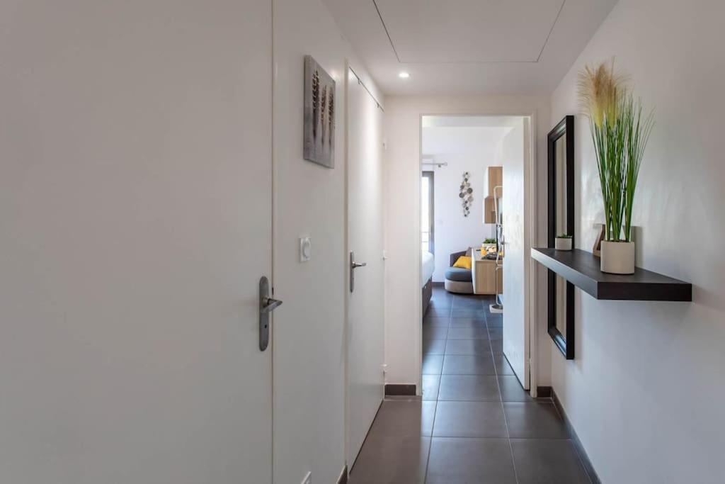 Apartamento A7- 2 Bdr Sea & Mountain View - Ac, Parking, Pool & Terrace *