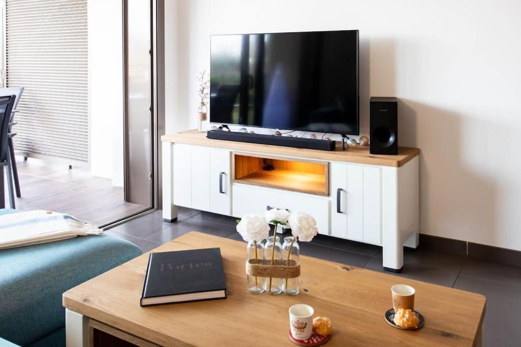 Apartamento A7- 2 Bdr Sea & Mountain View - Ac, Parking, Pool & Terrace *